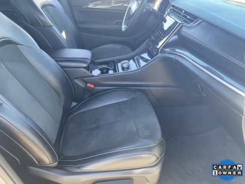 Used 2023 Jeep Grand Cherokee Altitude image 12