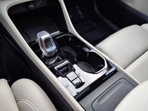 Certified 2024 Volvo XC40 B5 Plus image 25