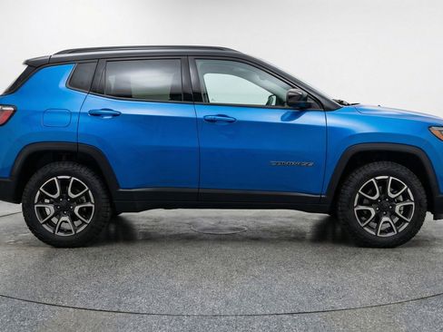 Used 2025 Jeep Compass Trailhawk image 11