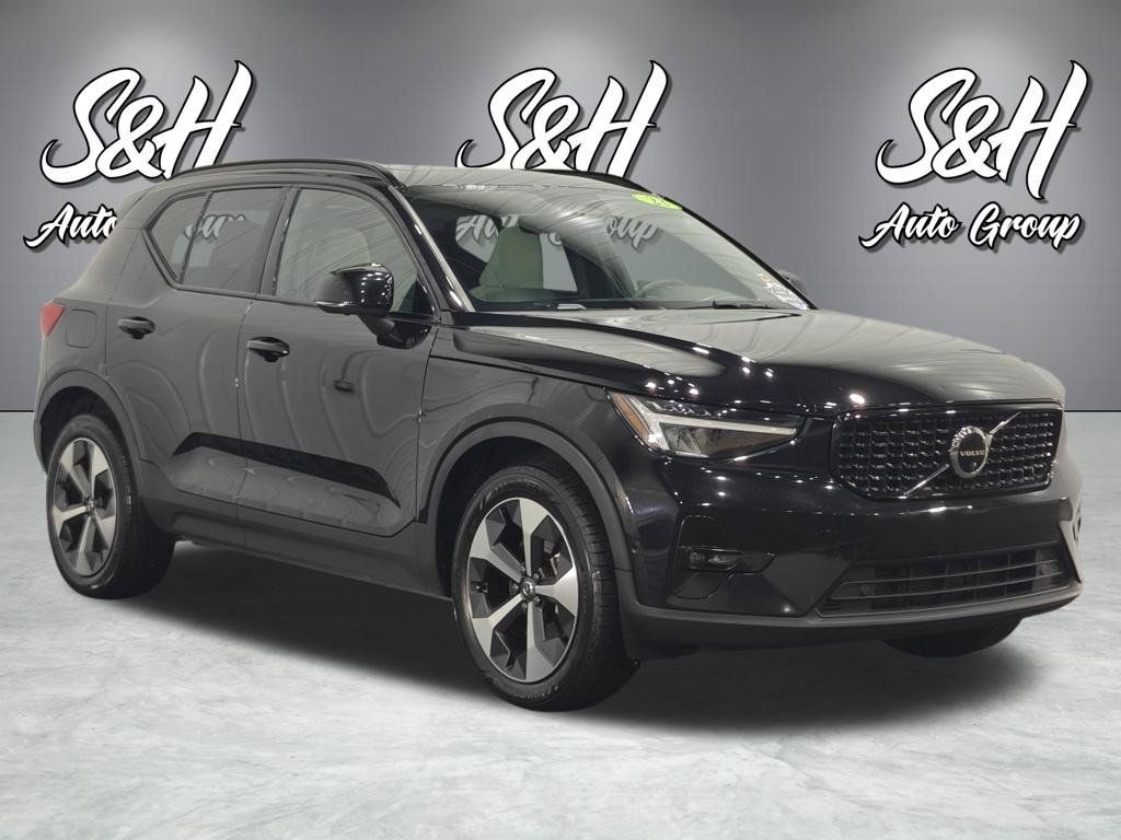 Used 2023 Volvo XC40 B4 Ultimate FWD image 2