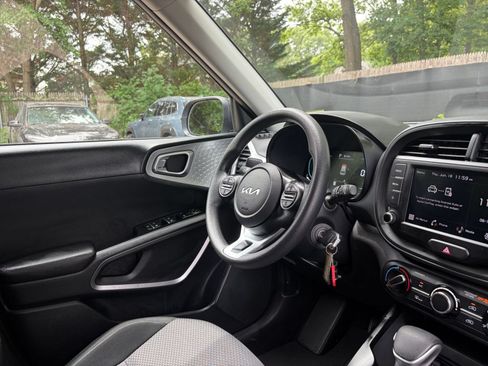 Used 2025 Kia Soul LX w/ LX Technology Package FWD image 32