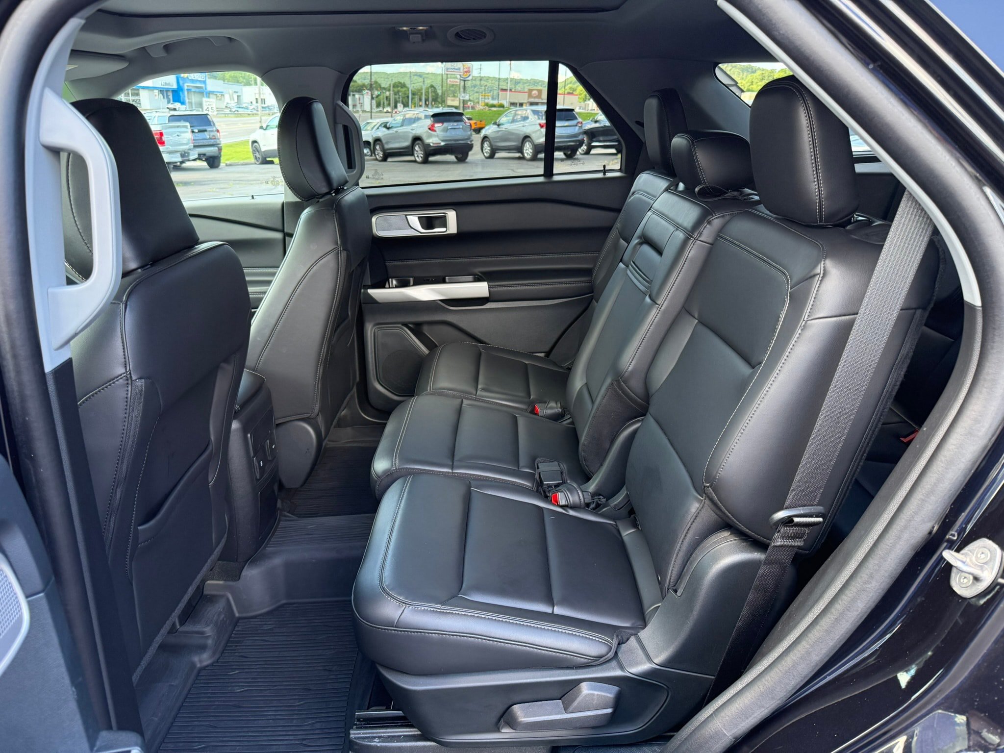 Used 2023 Ford Explorer XLT w/ Equipment Group 202A AWD/4WD image 9