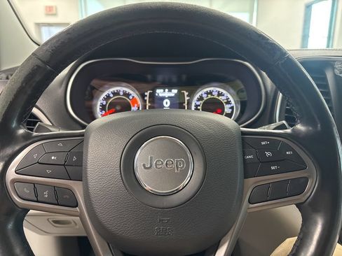 Used 2020 Jeep Cherokee Latitude Plus w/ Comfort/Convenience Group AWD/4WD image 19