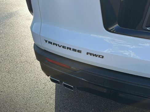 Used 2024 Chevrolet Traverse LT w/ Enhanced Driving Package image 7