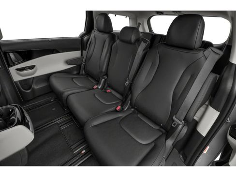 Used 2024 Kia Carnival EX FWD image 8