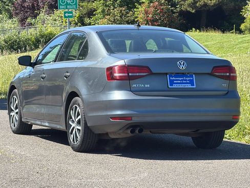 Used 2017 Volkswagen Jetta SE FWD image 5