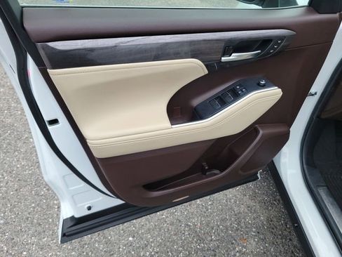 Used 2022 Toyota Highlander Platinum FWD image 24