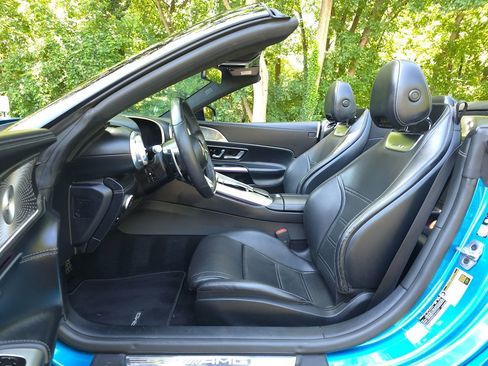 Used 2022 Mercedes-Benz SL 55 AMG 4MATIC w/ Driver Assistance Package image 18
