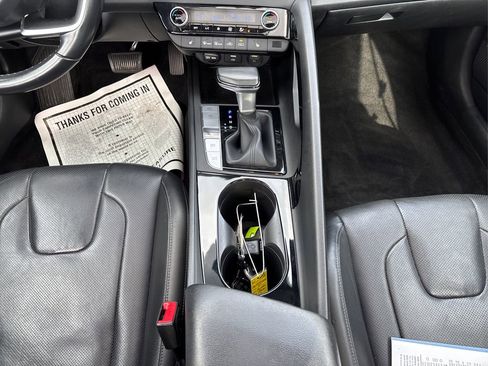 Certified 2023 Hyundai Elantra Limited w/ Preferred Accessory Package image 20