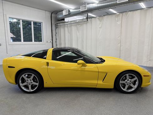 Used 2007 Chevrolet Corvette Coupe w/ Preferred Equipment Group RWD image 4