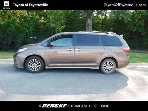 Used 2020 Toyota Sienna XLE w/ XLE Navigation Package FWD image 8