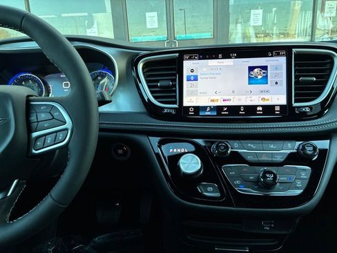 New 2026 Chrysler Pacifica Select image 18