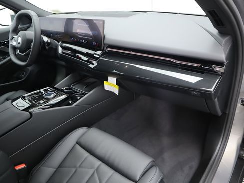 Certified 2025 BMW 530i xDrive w/ Premium Package image 19