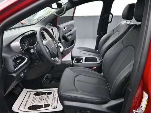 New 2025 Chrysler Voyager LX image 10