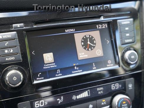 Used 2019 Nissan Rogue SV image 23