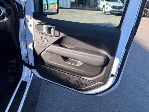 Used 2021 Jeep Wrangler Unlimited Sahara AWD/4WD image 33