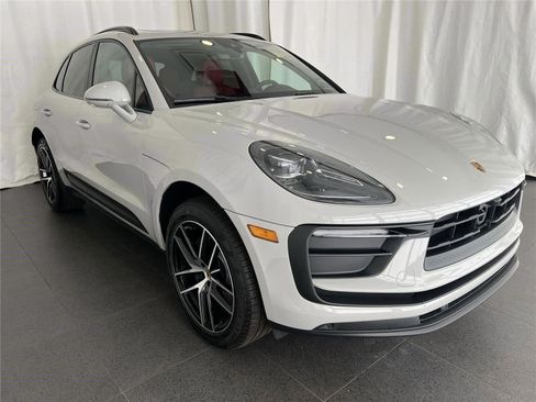 New 2026 Porsche Macan image 7