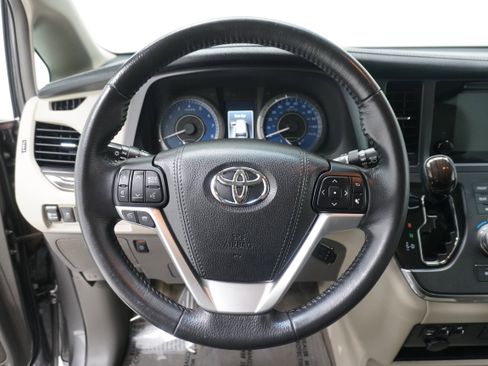 Used 2017 Toyota Sienna XLE w/ XLE Navigation Package FWD image 18