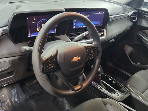 Used 2025 Chevrolet TrailBlazer LT AWD/4WD image 17