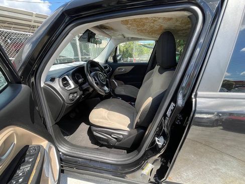 Used 2015 Jeep Renegade Latitude w/ Cold Weather Group II FWD image 9