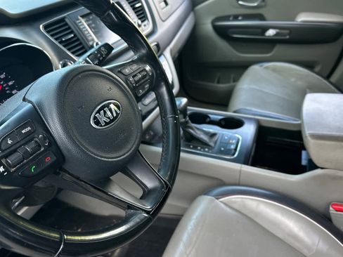 Used 2017 Kia Sedona LX w/ LX Essentials Premium Package image 12