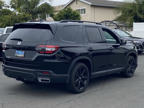 Used 2025 Honda Pilot Black Edition image 3