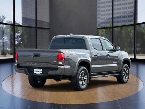 Used 2018 Toyota Tacoma TRD Sport image 4