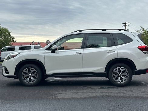 Used 2023 Subaru Forester Premium AWD/4WD image 7