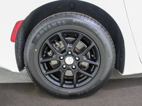 Used 2020 Chrysler Pacifica Touring-L w/ Advanced Safetytec Group image 20