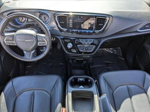 Used 2025 Chrysler Pacifica Select image 14