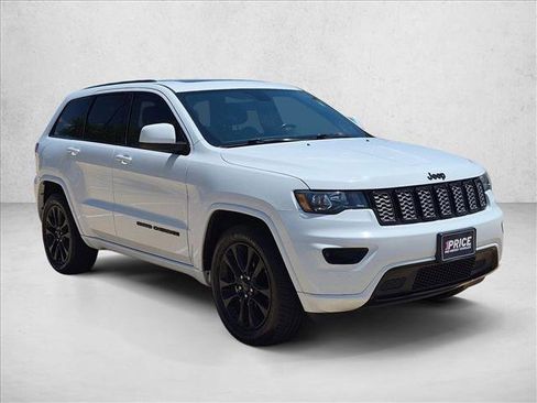 Used 2018 Jeep Grand Cherokee Altitude RWD image 3