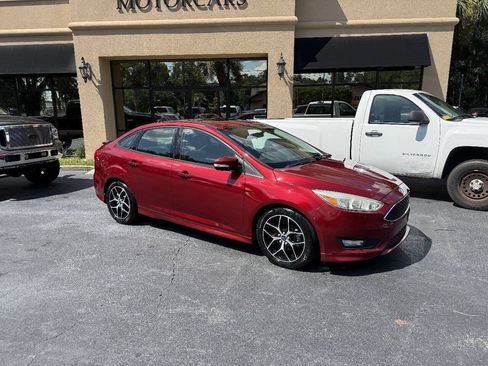 Used 2015 Ford Focus SE w/ SE Sport Package FWD image 2