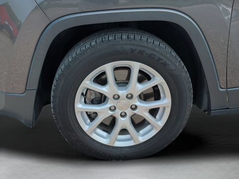Used 2017 Jeep Cherokee Latitude w/ Comfort & Sound Group FWD image 39
