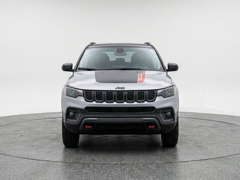 Used 2025 Jeep Compass Trailhawk AWD/4WD image 2