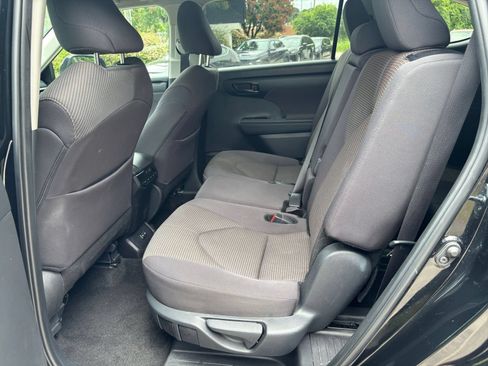 Used 2025 Toyota Highlander LE FWD image 25