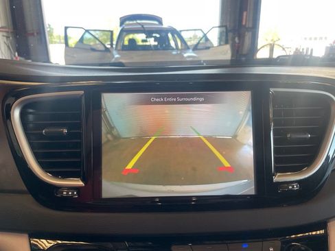 Used 2024 Chrysler Pacifica Touring-L FWD image 22