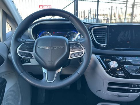 Used 2022 Chrysler Pacifica Touring-L FWD image 16
