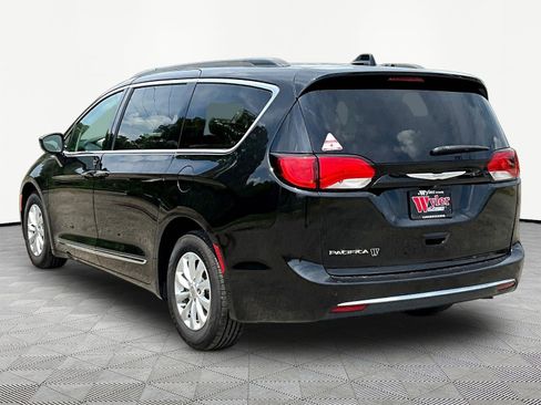 Used 2017 Chrysler Pacifica Touring-L FWD image 12
