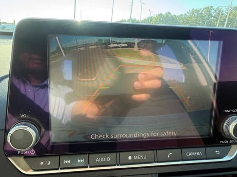 Used 2025 Nissan Altima 2.5 SV FWD image 11
