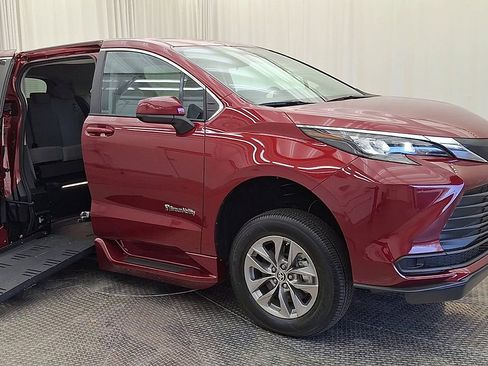 Used 2024 Toyota Sienna LE FWD image 5