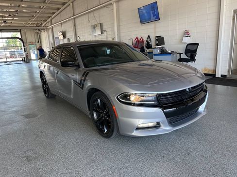 Used 2018 Dodge Charger R/T w/ Blacktop Package RWD image 2