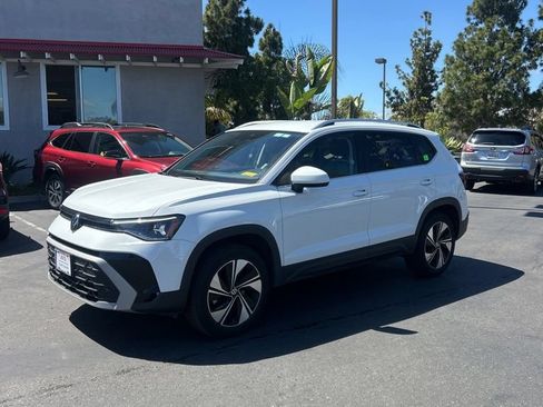 Used 2025 Volkswagen Taos SE AWD/4WD image 1