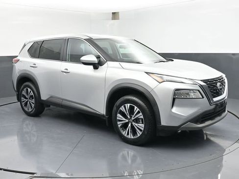 Used 2023 Nissan Rogue SV image 2