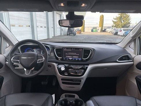 Used 2024 Chrysler Pacifica Touring-L image 17