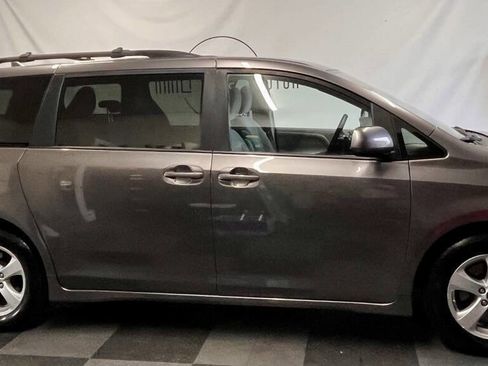 Used 2018 Toyota Sienna LE image 3