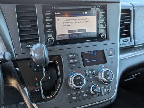 Used 2020 Toyota Sienna SE w/ Nightshade Edition FWD image 17