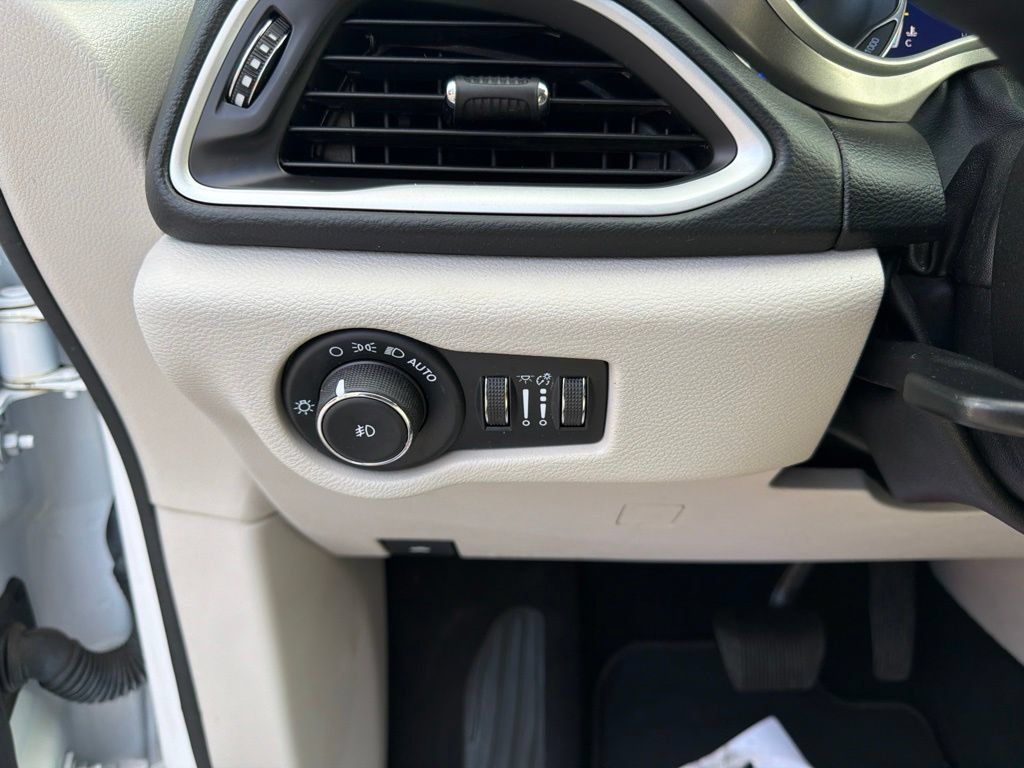 Used 2022 Chrysler Pacifica Touring-L FWD image 21