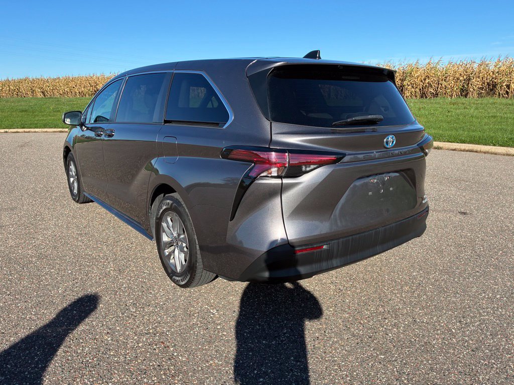Used 2022 Toyota Sienna LE FWD image 6