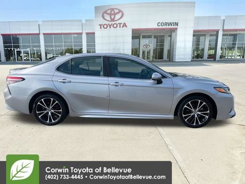 Used 2019 Toyota Camry SE FWD image 6