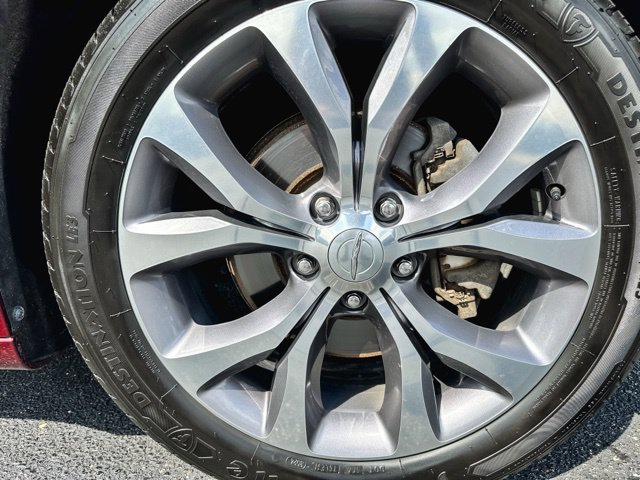 Used 2019 Chrysler Pacifica Limited w/ Tire & Wheel Group FWD image 11